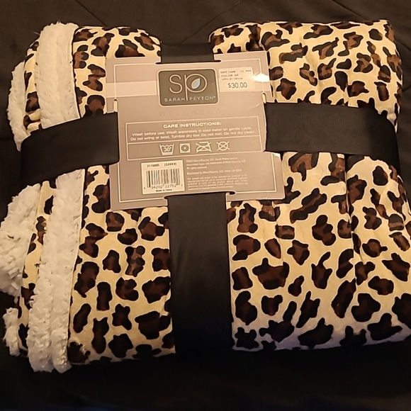 Leopard sherpa throw 50" × 60" in. Soft and fluffy, very pretty - Picture 2 of 5